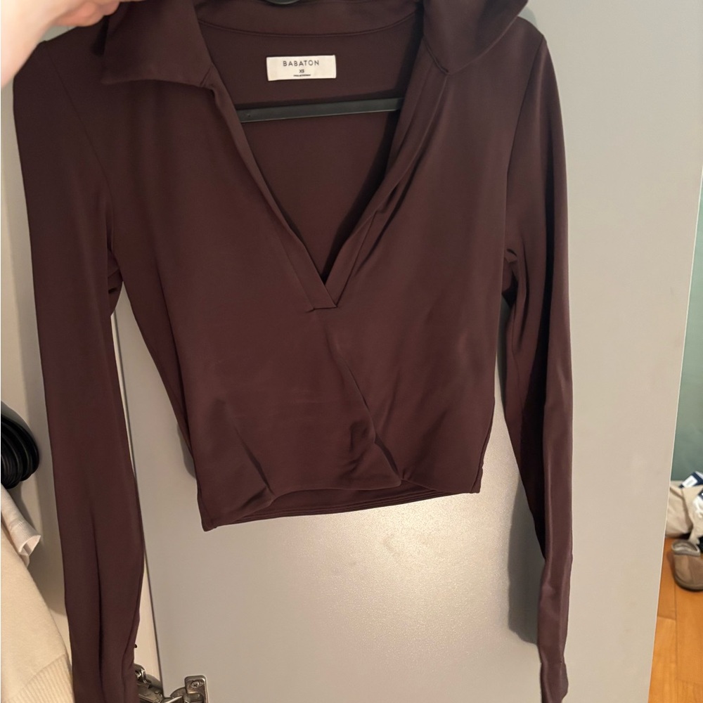 Aritzia Babaton Sz xs Long Sleeve Contour V-Neck Cropped Top Womens Brown